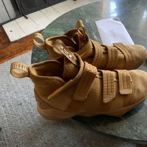 Nike lebron soldier 11 size 9
